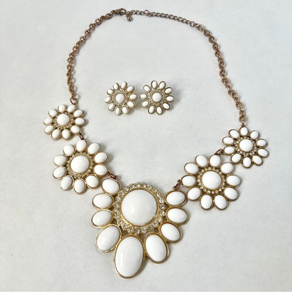 White Flowers Statement Style Necklace & Earrings Set Gold Tone - Picture 2 of 9